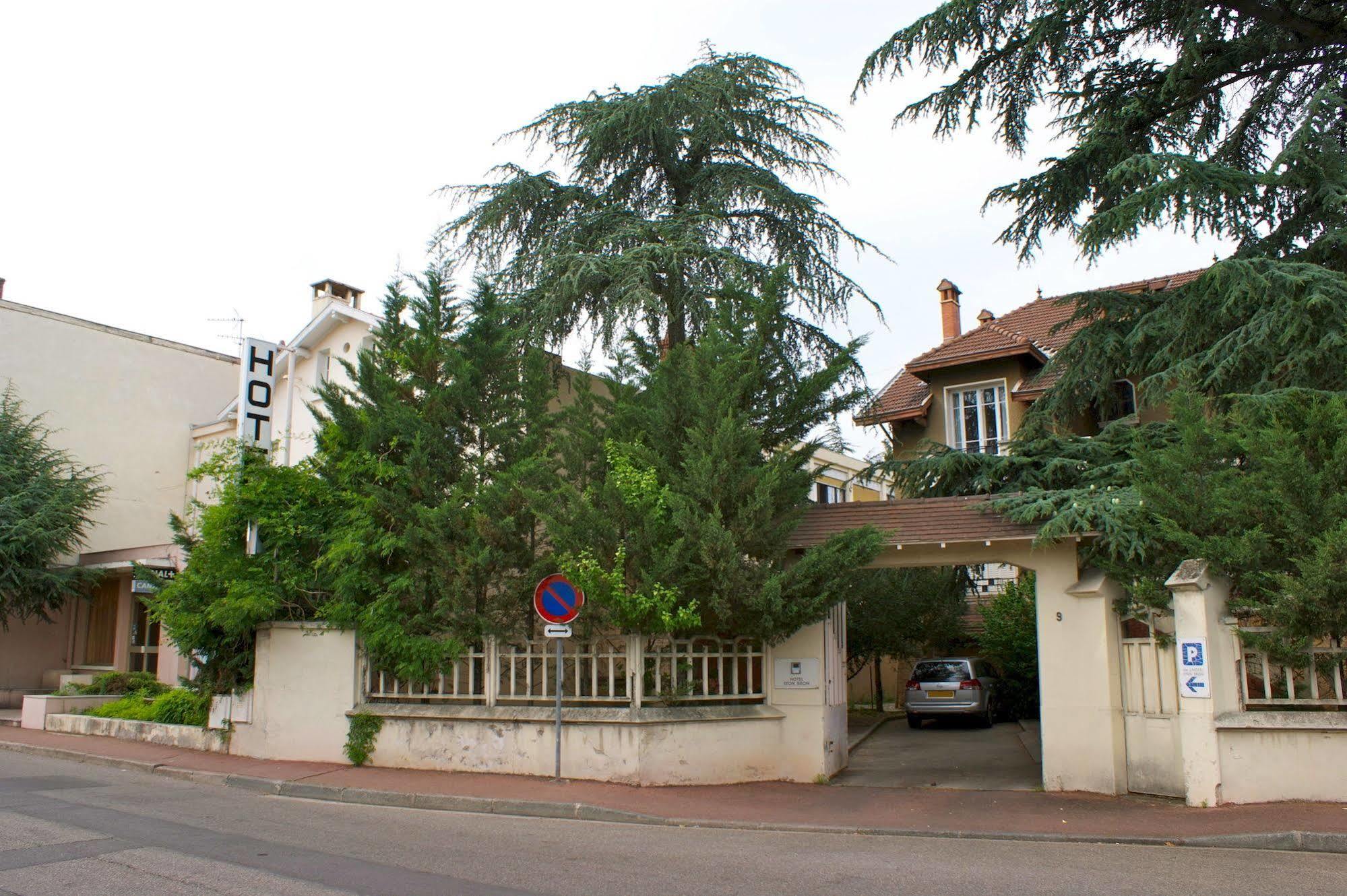 Hôtel Le Lyon Bron Exterior foto